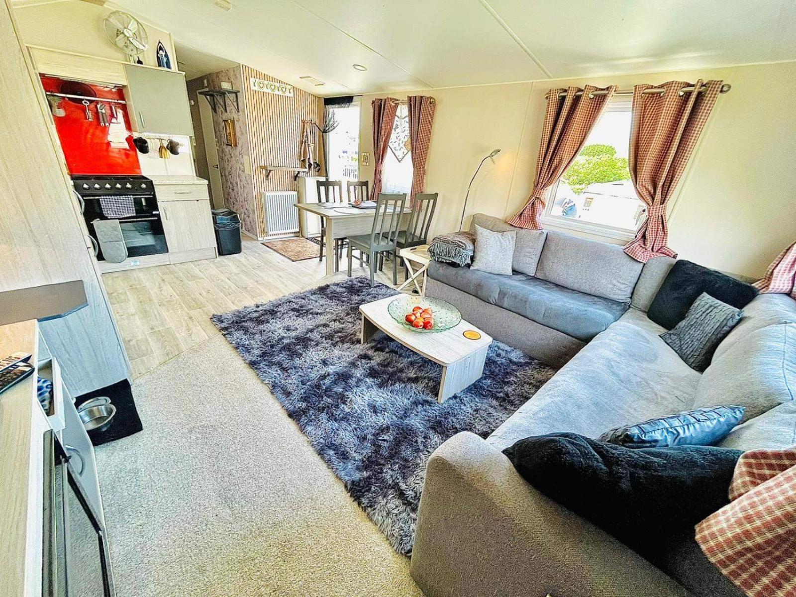 Newquay Seaside Retreat With Hot Tub